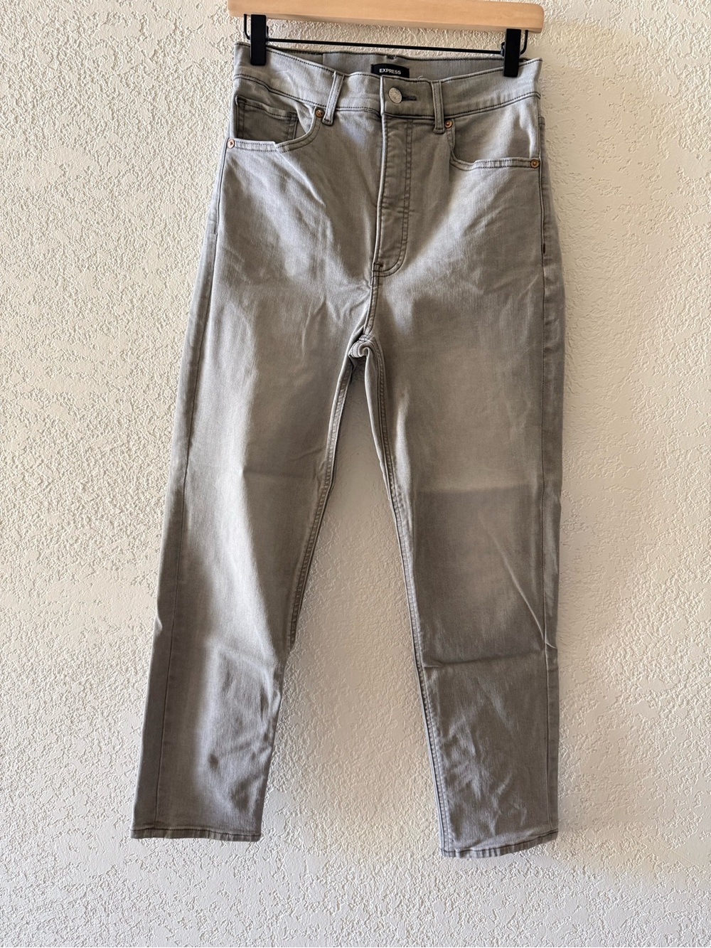 EXPRESS Super High Rise Faded Gray Mom Straight Leg Jeans Women’s Size 6